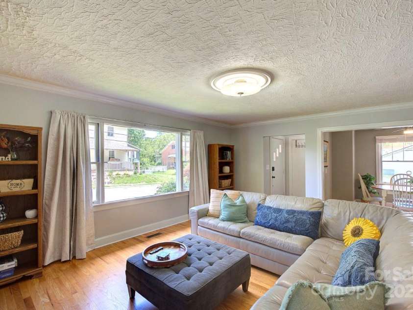 207 Buncombe Street, Hendersonville, NC 28739.  MLS# CAR4274588, YatesRealty ID 26277. 