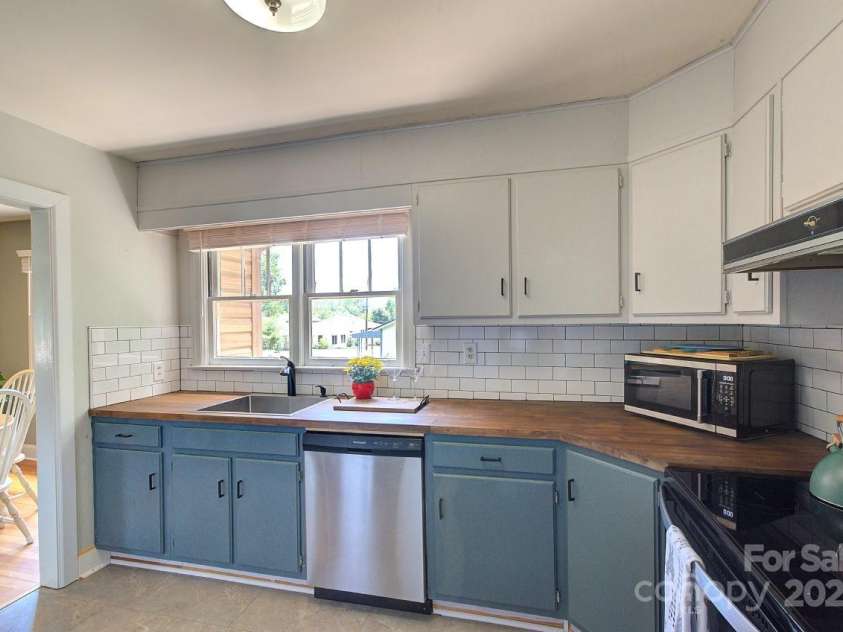 207 Buncombe Street, Hendersonville, NC 28739.  MLS# CAR4274588, YatesRealty ID 26277. 