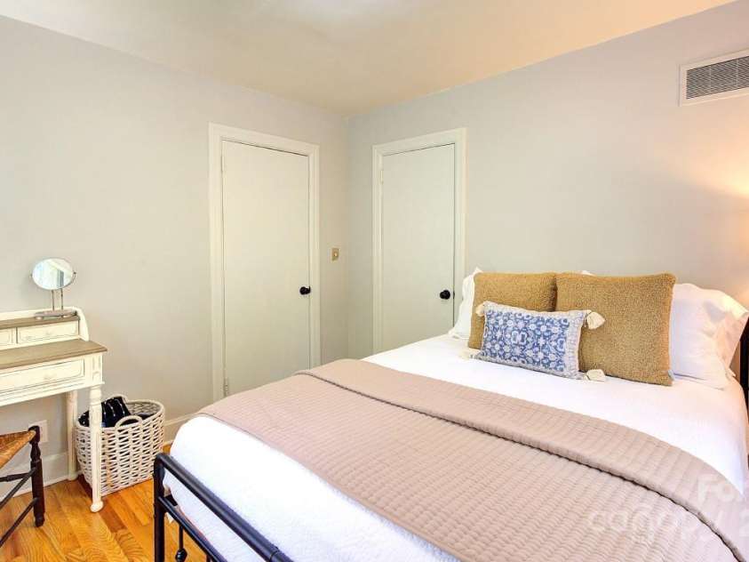 207 Buncombe Street, Hendersonville, NC 28739.  MLS# CAR4274588, YatesRealty ID 26277. 