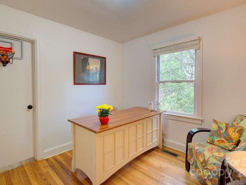 207 Buncombe Street, Hendersonville, NC 28739.  MLS# CAR4274588, YatesRealty ID 26277. 