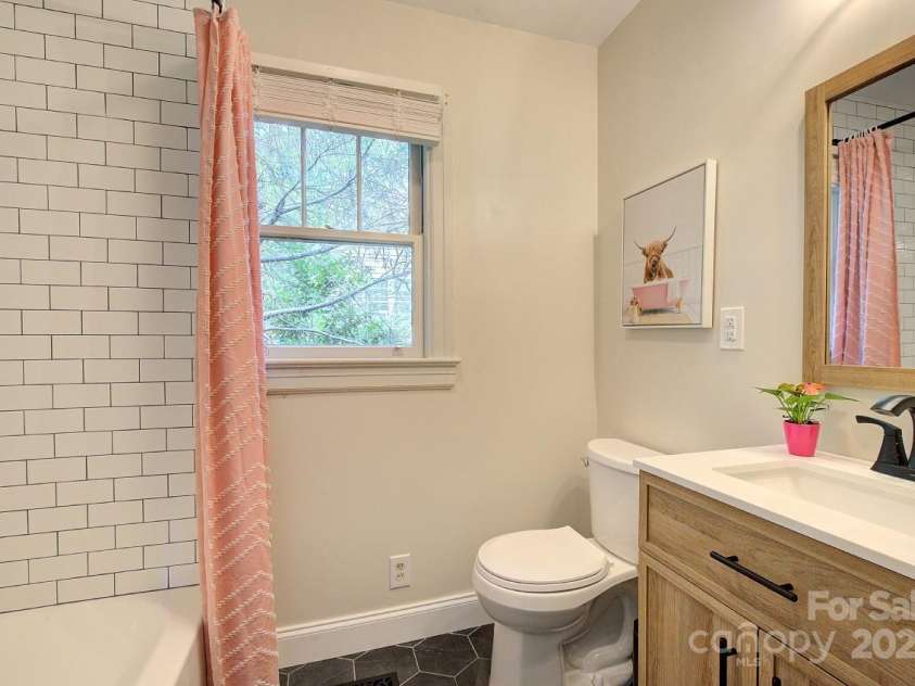 207 Buncombe Street, Hendersonville, NC 28739.  MLS# CAR4274588, YatesRealty ID 26277. 