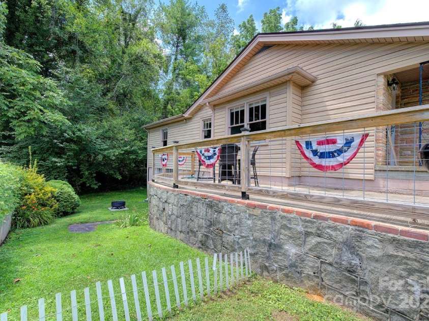 207 Buncombe Street, Hendersonville, NC 28739.  MLS# CAR4274588, YatesRealty ID 26277. 