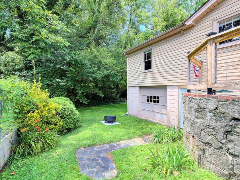 207 Buncombe Street, Hendersonville, NC 28739.  MLS# CAR4274588, YatesRealty ID 26277. 