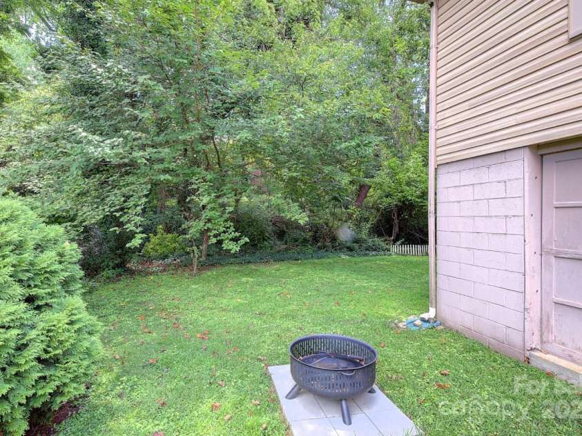 207 Buncombe Street, Hendersonville, NC 28739.  MLS# CAR4274588, YatesRealty ID 26277. 