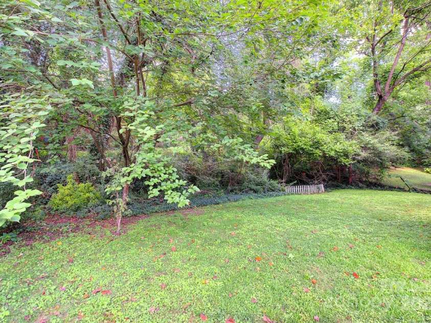 207 Buncombe Street, Hendersonville, NC 28739.  MLS# CAR4274588, YatesRealty ID 26277. 