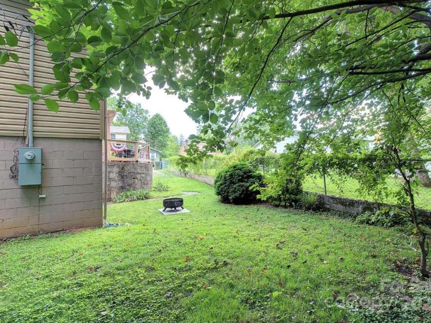 207 Buncombe Street, Hendersonville, NC 28739.  MLS# CAR4274588, YatesRealty ID 26277. 