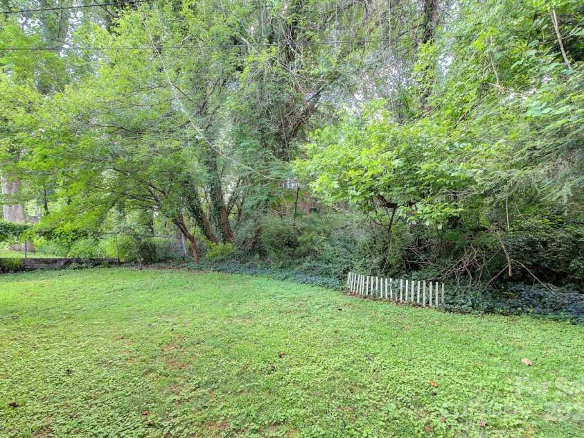 207 Buncombe Street, Hendersonville, NC 28739.  MLS# CAR4274588, YatesRealty ID 26277. 