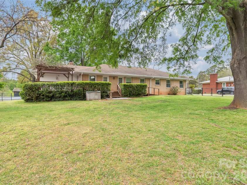 7537 Monroe Road, Charlotte, NC 28212.  MLS# CAR4363203, YatesRealty ID 26279. 