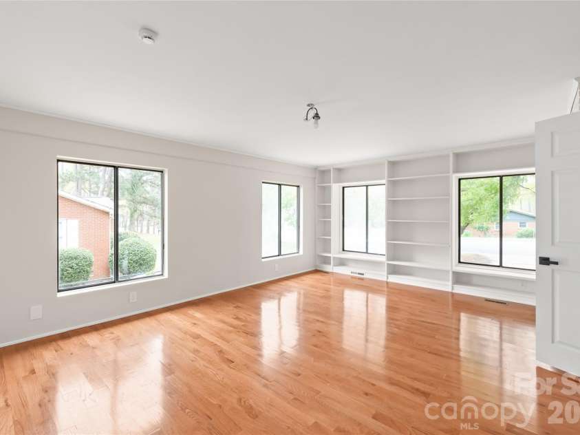 7537 Monroe Road, Charlotte, NC 28212.  MLS# CAR4363203, YatesRealty ID 26279. Bonus Room
