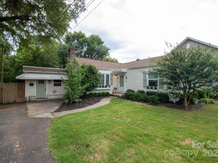 805 Pine Street, Mooresville, NC 28115.  MLS# CAR4276979, YatesRealty ID 26280. 
