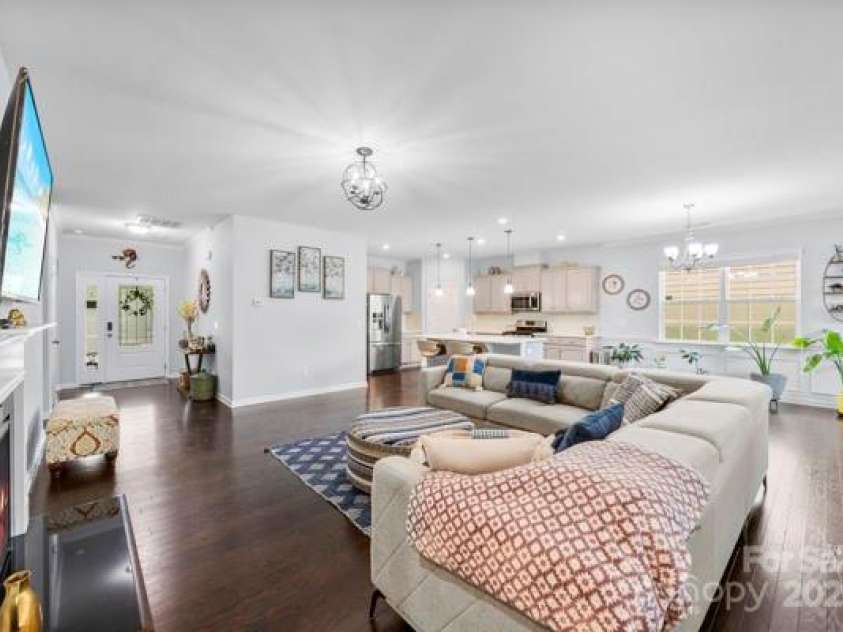 12611 Chantrey Way, Huntersville, NC 28078.  MLS# CAR4280068, YatesRealty ID 26283. Living Room/Kitchen