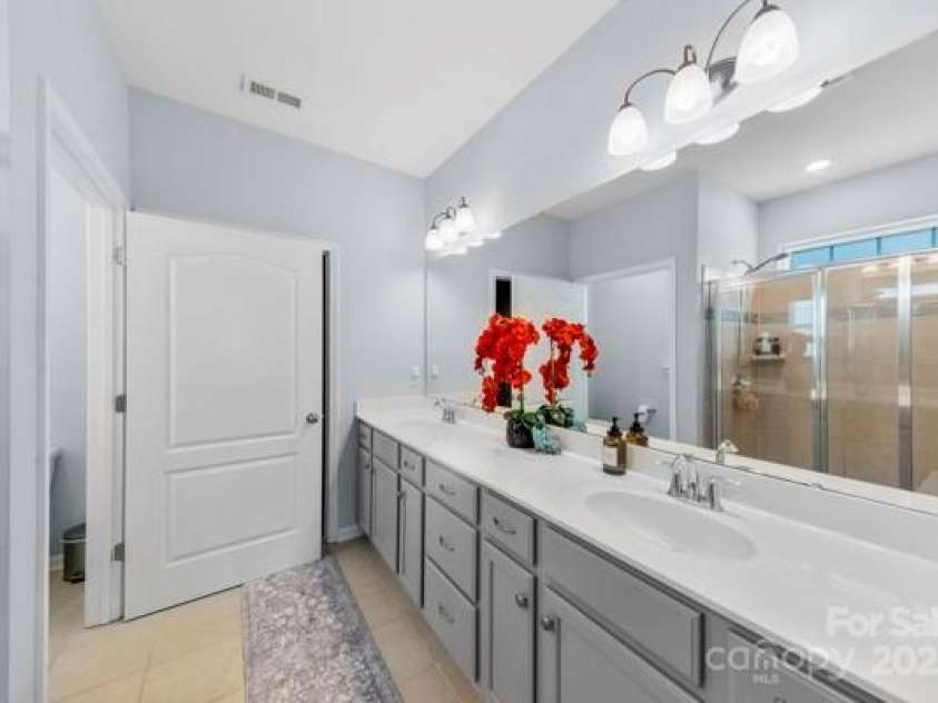 12611 Chantrey Way, Huntersville, NC 28078.  MLS# CAR4280068, YatesRealty ID 26283. Primary Bath