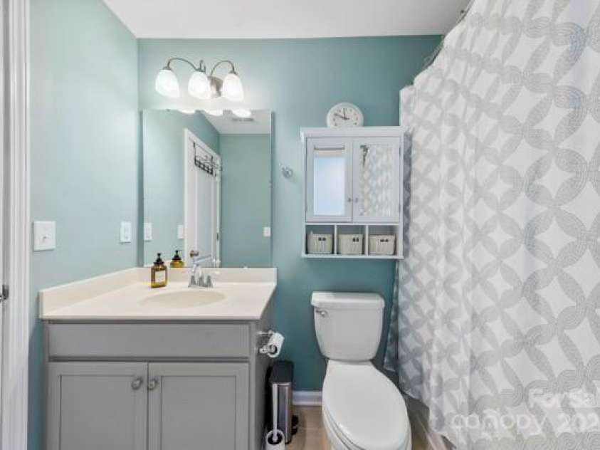 12611 Chantrey Way, Huntersville, NC 28078.  MLS# CAR4280068, YatesRealty ID 26283. Upstairs Bathroom