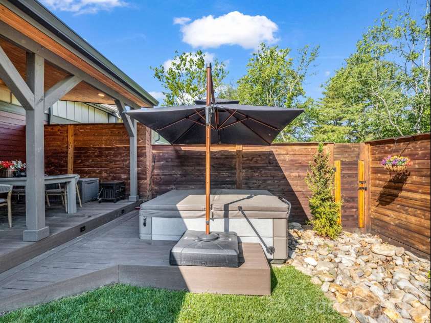 564 Sweet Birch Park Lane, Black Mountain, NC 28711.  MLS# CAR4380422, YatesRealty ID 26283. 