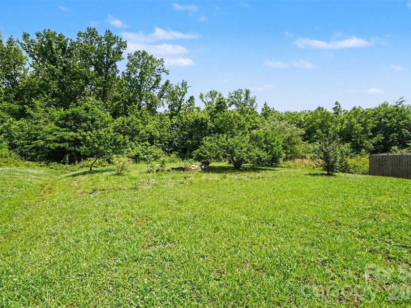 3412 Aldwych Way, Charlotte, NC 28216.  MLS# CAR4387238, YatesRealty ID 26284. 