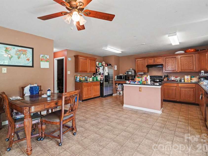 3412 Aldwych Way, Charlotte, NC 28216.  MLS# CAR4387238, YatesRealty ID 26284. 