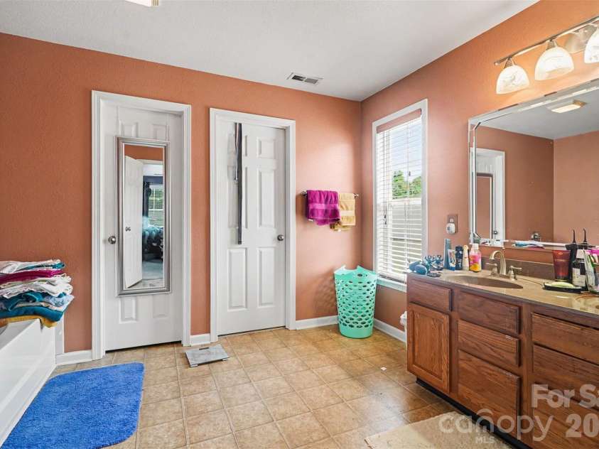 3412 Aldwych Way, Charlotte, NC 28216.  MLS# CAR4387238, YatesRealty ID 26284. 