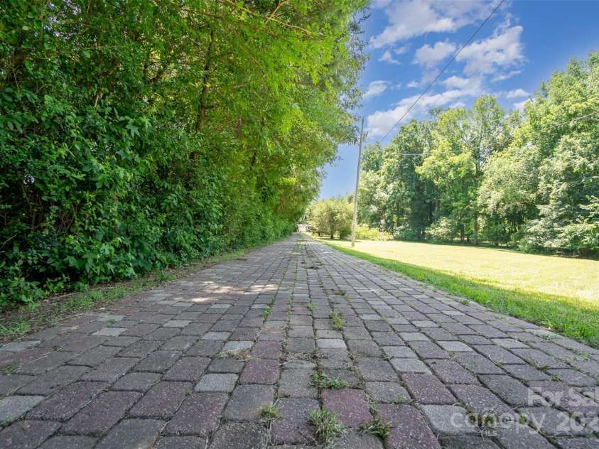 495 Brumley Road, Mooresville, NC 28115.  MLS# CAR4272935, YatesRealty ID 26284. Cobblestone Driveway leading to home