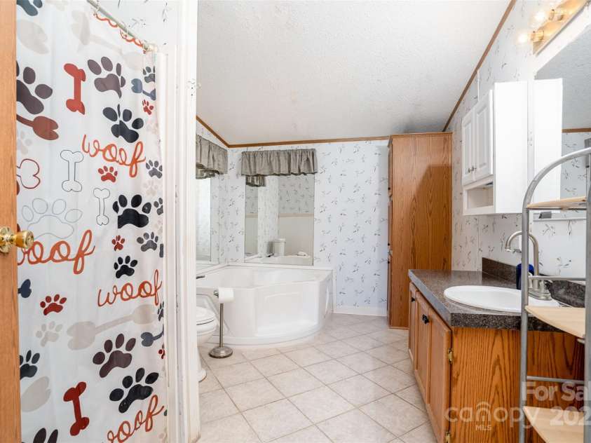 495 Brumley Road, Mooresville, NC 28115.  MLS# CAR4272935, YatesRealty ID 26284. Master/Primary Bath