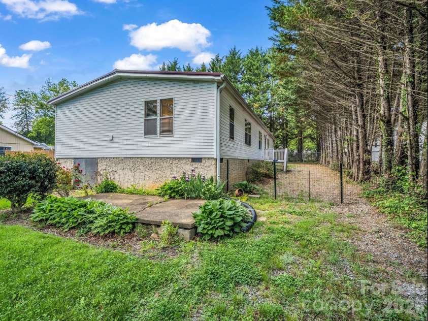 213 Old State Ten Road, Black Mountain, NC 28711.  MLS# CAR4375509, YatesRealty ID 26285. 