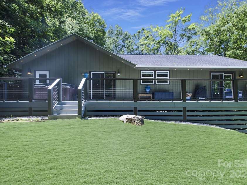 373 Fox Trace Drive, Sylva, NC 28779.  MLS# CAR4277624, YatesRealty ID 26286. 