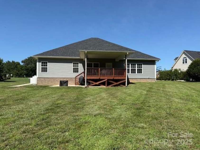 231 Glenwood Drive, Oakboro, NC 28129.  MLS# CAR4273130, YatesRealty ID 26289. 