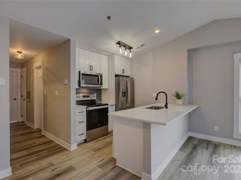 525 Graham Street, Charlotte, NC 28202.  MLS# CAR4321780, YatesRealty ID 2629. Fully updated kitchen with quartz countertops