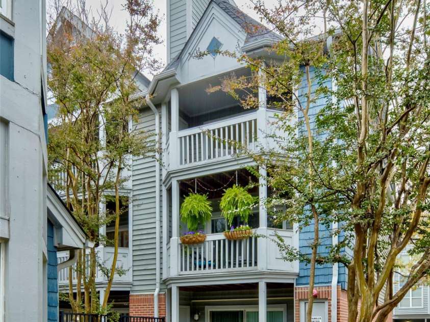 525 Graham Street, Charlotte, NC 28202.  MLS# CAR4321780, YatesRealty ID 2629. Welcome home to Fourth Ward Square