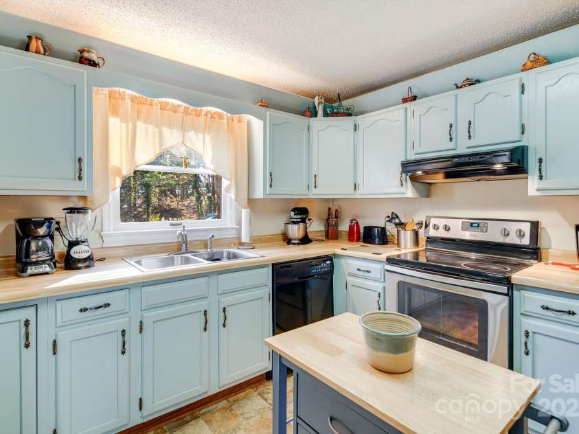 29 Loganwood Lane, Etowah, NC 28729.  MLS# CAR4276395, YatesRealty ID 26290. 