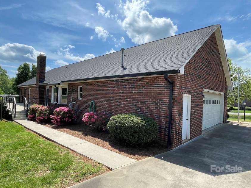 2515 Myra Lane, Lincolnton, NC 28092.  MLS# CAR4274497, YatesRealty ID 26293. 