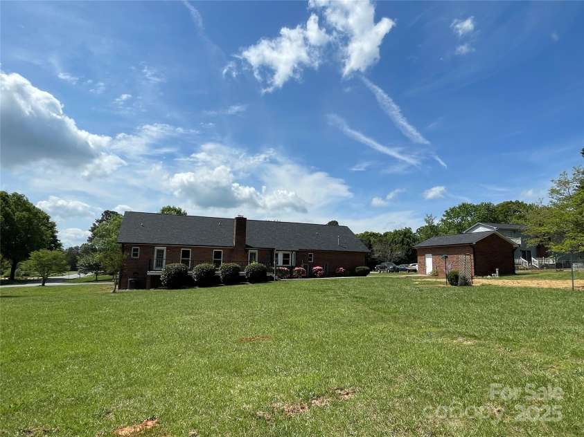 2515 Myra Lane, Lincolnton, NC 28092.  MLS# CAR4274497, YatesRealty ID 26293. 