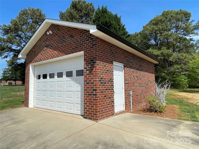 2515 Myra Lane, Lincolnton, NC 28092.  MLS# CAR4274497, YatesRealty ID 26293. 