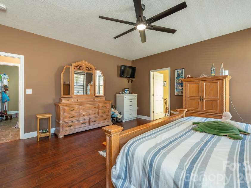 18 Hoye Lane, Candler, NC 28715.  MLS# CAR4345280, YatesRealty ID 26294. 