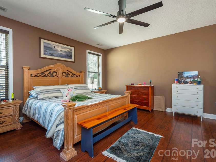 18 Hoye Lane, Candler, NC 28715.  MLS# CAR4345280, YatesRealty ID 26294. 