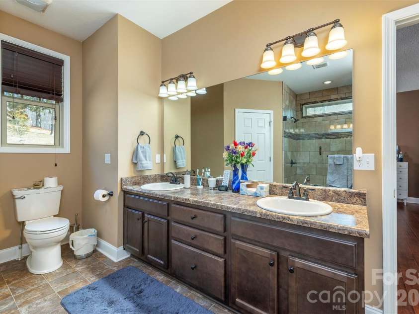 18 Hoye Lane, Candler, NC 28715.  MLS# CAR4345280, YatesRealty ID 26294. 