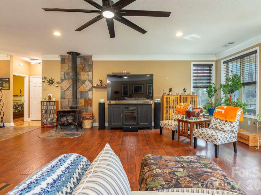 18 Hoye Lane, Candler, NC 28715.  MLS# CAR4345280, YatesRealty ID 26294. 