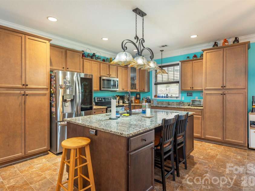 18 Hoye Lane, Candler, NC 28715.  MLS# CAR4345280, YatesRealty ID 26294. 