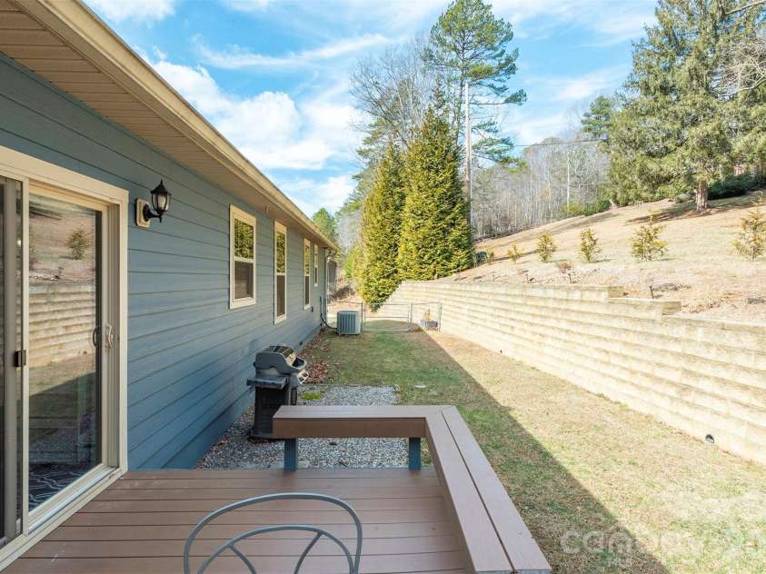 18 Hoye Lane, Candler, NC 28715.  MLS# CAR4345280, YatesRealty ID 26294. 