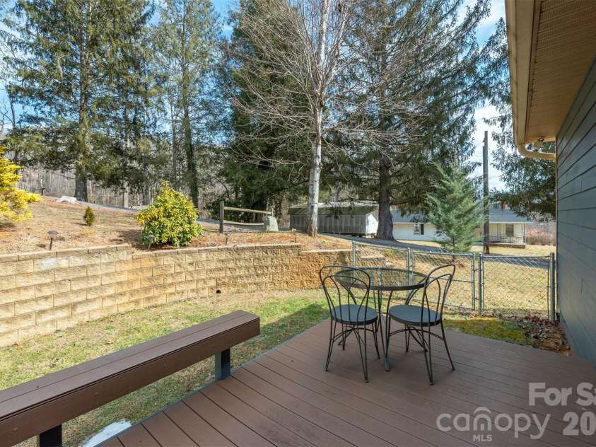 18 Hoye Lane, Candler, NC 28715.  MLS# CAR4345280, YatesRealty ID 26294. 
