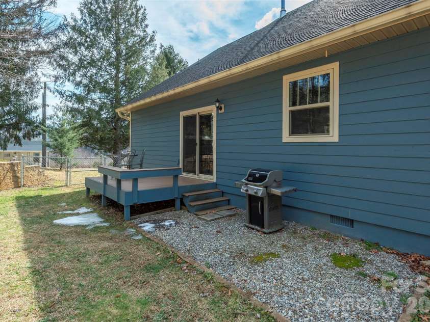 18 Hoye Lane, Candler, NC 28715.  MLS# CAR4345280, YatesRealty ID 26294. 
