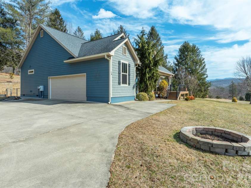 18 Hoye Lane, Candler, NC 28715.  MLS# CAR4345280, YatesRealty ID 26294. 