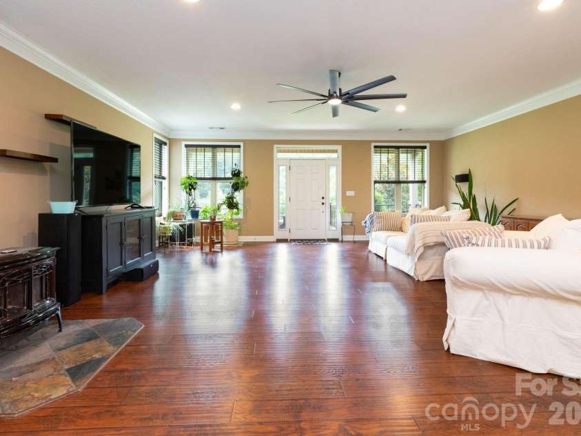 18 Hoye Lane, Candler, NC 28715.  MLS# CAR4345280, YatesRealty ID 26294. 