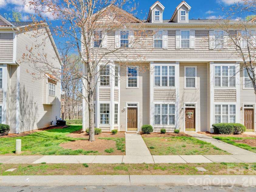 8131 Kings Creek Drive, Charlotte, NC 28273.  MLS# CAR4354756, YatesRealty ID 26295. 