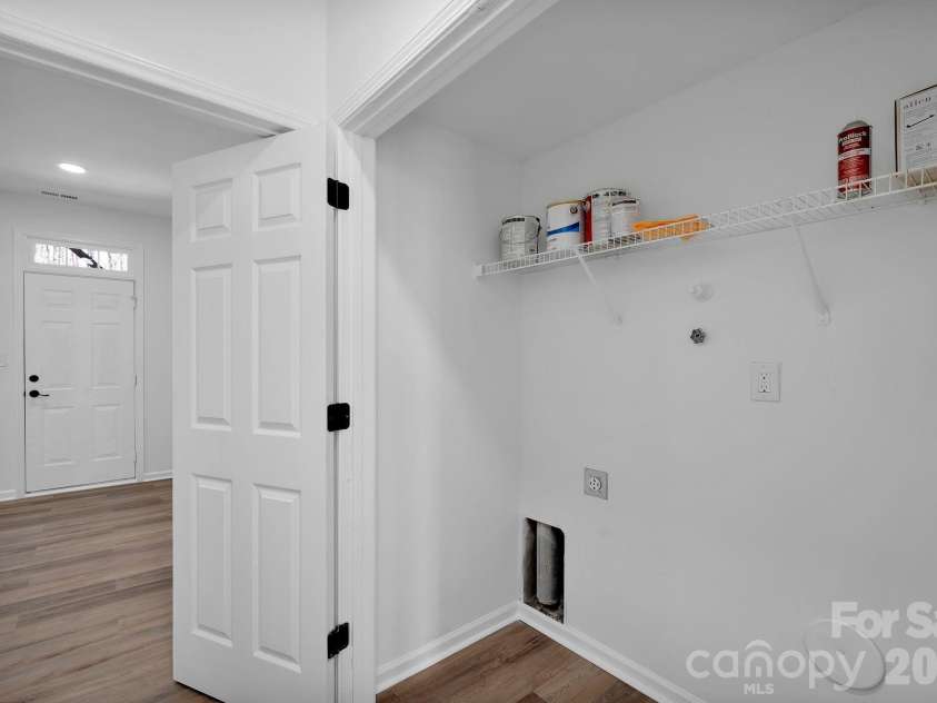 8131 Kings Creek Drive, Charlotte, NC 28273.  MLS# CAR4354756, YatesRealty ID 26295. 