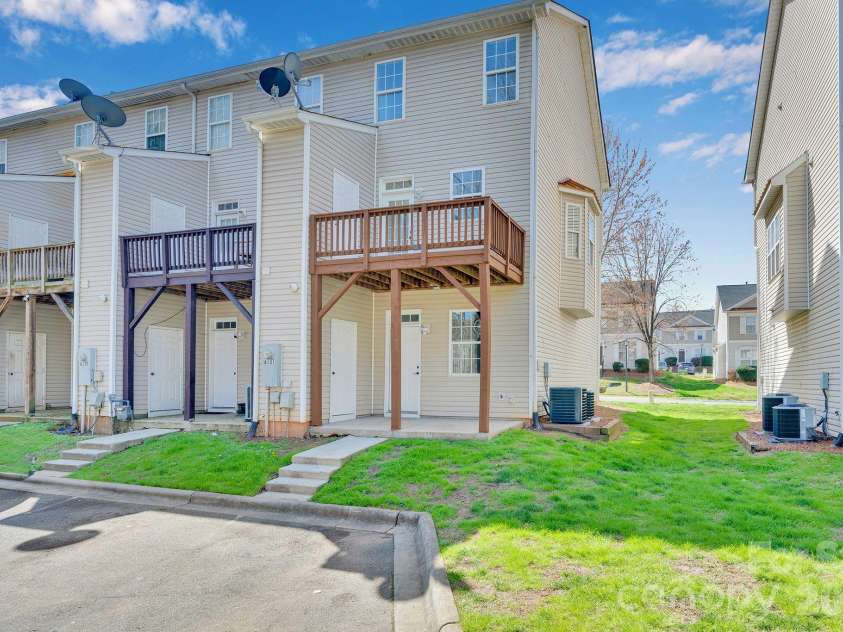 8131 Kings Creek Drive, Charlotte, NC 28273.  MLS# CAR4354756, YatesRealty ID 26295. 
