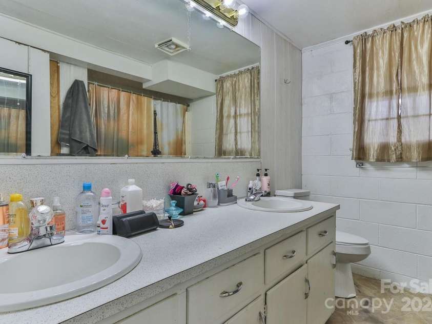 225 Frye Heights, Taylorsville, NC 28681.  MLS# CAR4182263, YatesRealty ID 2630. Upstairs bath