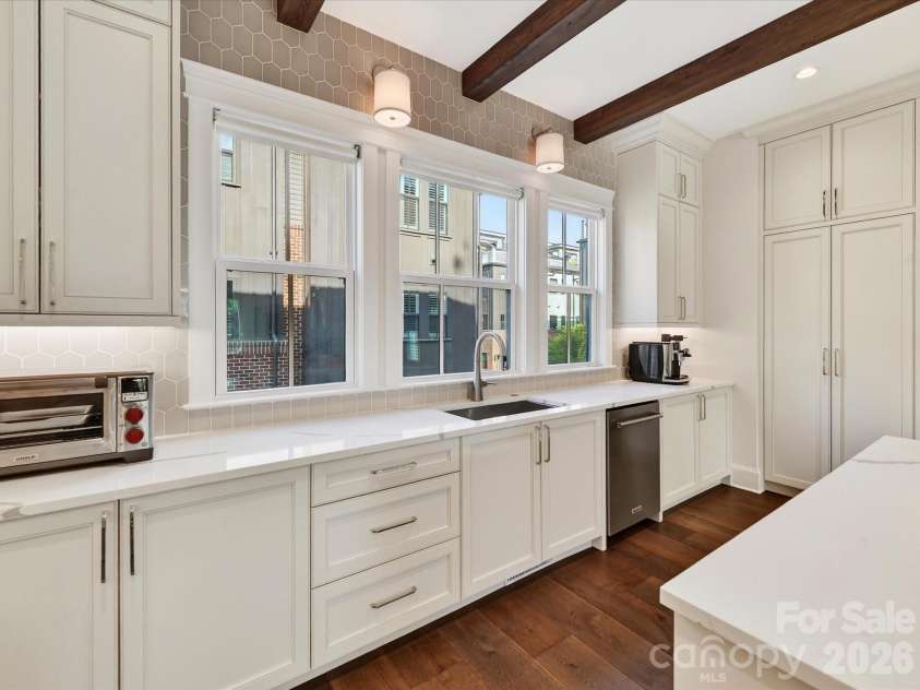 3074 Selwyn Avenue, Charlotte, NC 28209.  MLS# CAR4366300, YatesRealty ID 26301. 