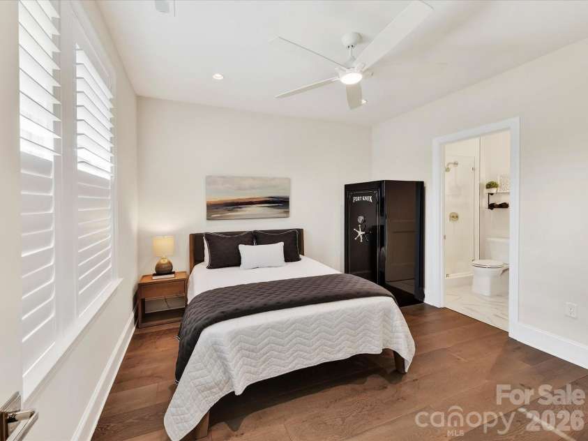 3074 Selwyn Avenue, Charlotte, NC 28209.  MLS# CAR4366300, YatesRealty ID 26301. ENTRY LEVEL guest room with full bath