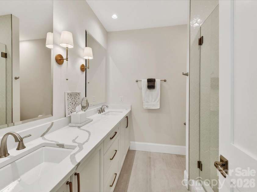 3074 Selwyn Avenue, Charlotte, NC 28209.  MLS# CAR4366300, YatesRealty ID 26301. Primary bath