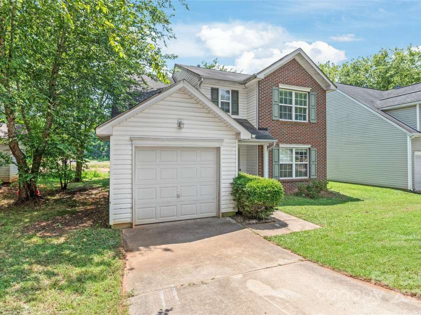 1276 Winding Path Road, Clover, SC 29710.  MLS# CAR4272522, YatesRealty ID 26302. Front Exterior and Driveway